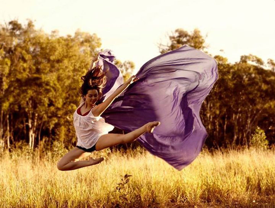 Жизнь есть танец. Танец как самовыражение. Живое фото танец. Движения на танец с цветами один человек.