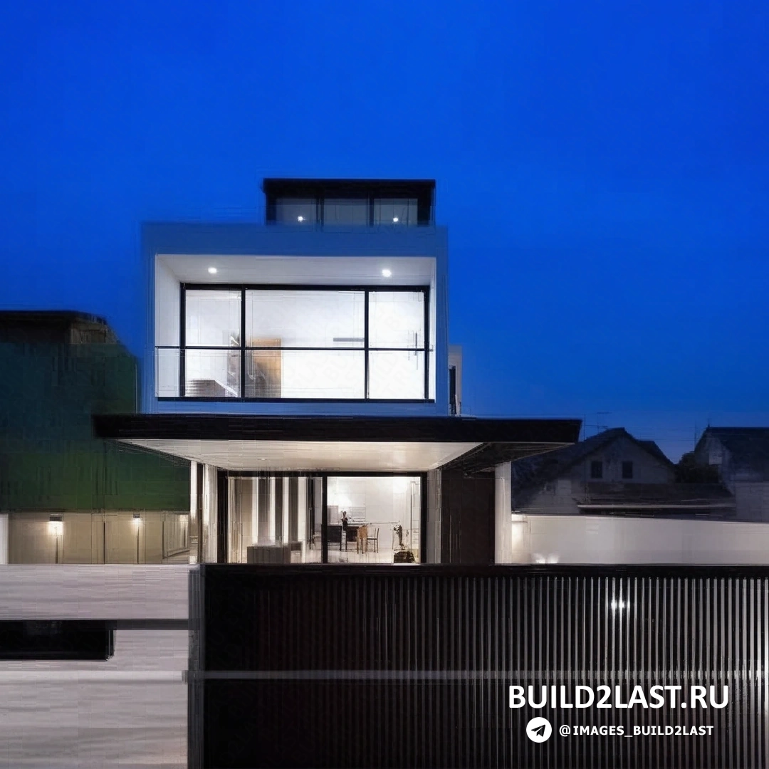 Яркие цветы у дома и ворота, ведущие в сад Дом у дороги с цветущим садом возле входа