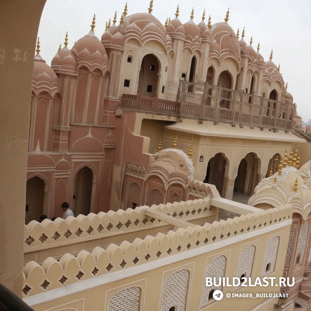 Фасад Hawa Mahal в Джайпуре, известный своими художественными деталями и песчаником. Художественная резьба на фасаде дворца Hawa Mahal, Джайпур, Индия.