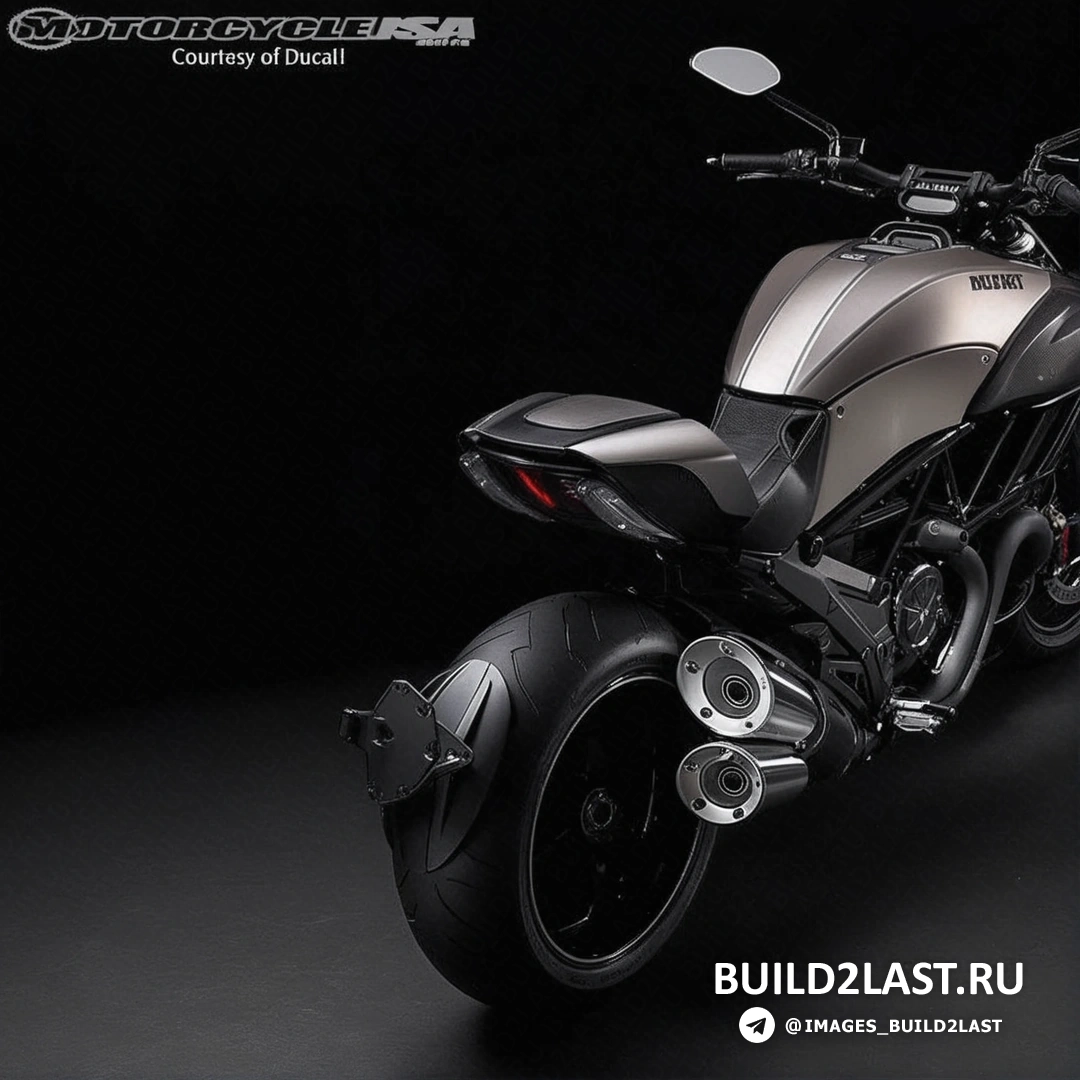 Детали панели управления Ducati Diavel Titanium 2015 Панель приборов мотоцикла Ducati Diavel Titanium, демонстрирующая высококачественную отделку и элементы управления