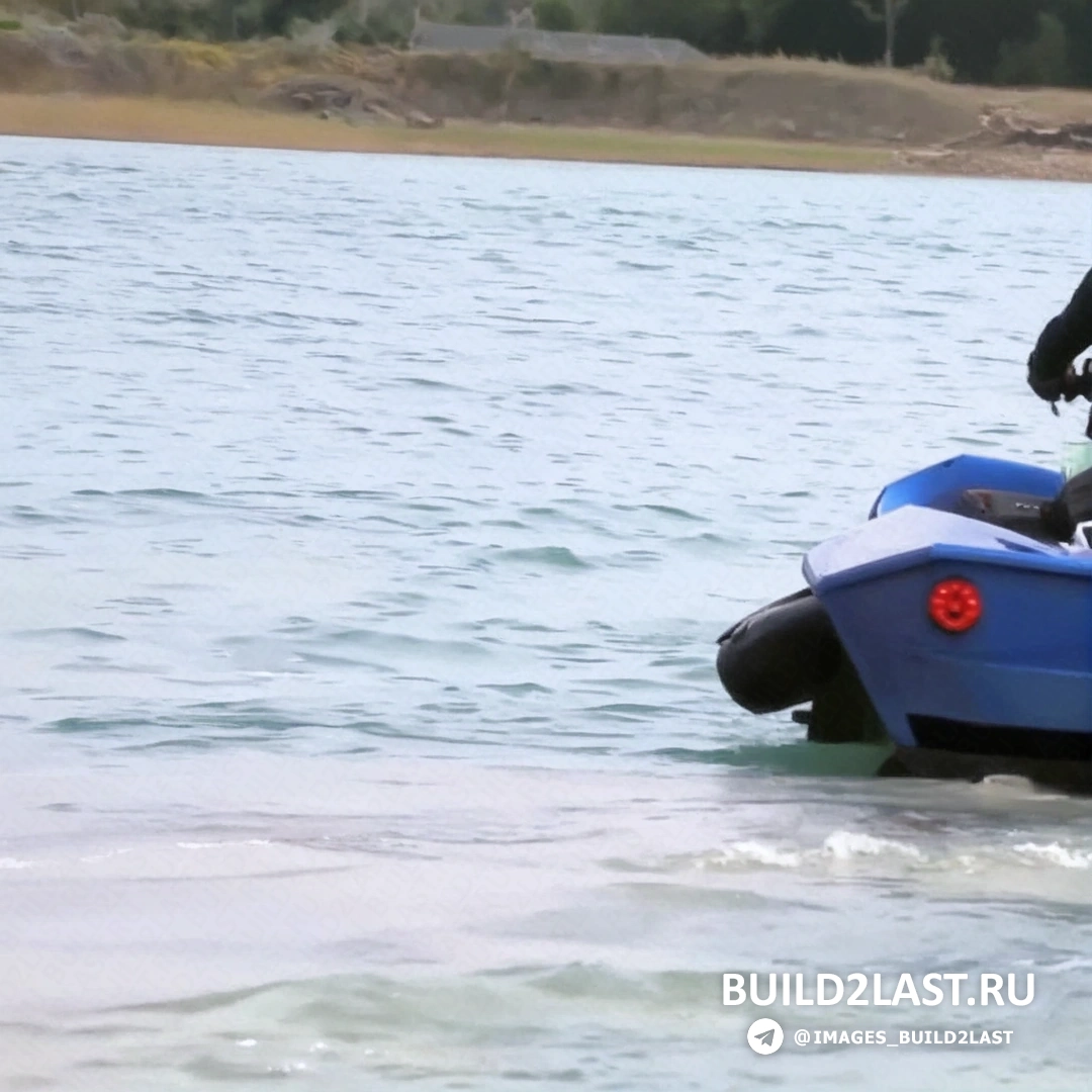 Квадроцикл-амфибия Quadski в ночной съемке Quadski в ночной съемке, освещенный фарами на фоне темного неба
