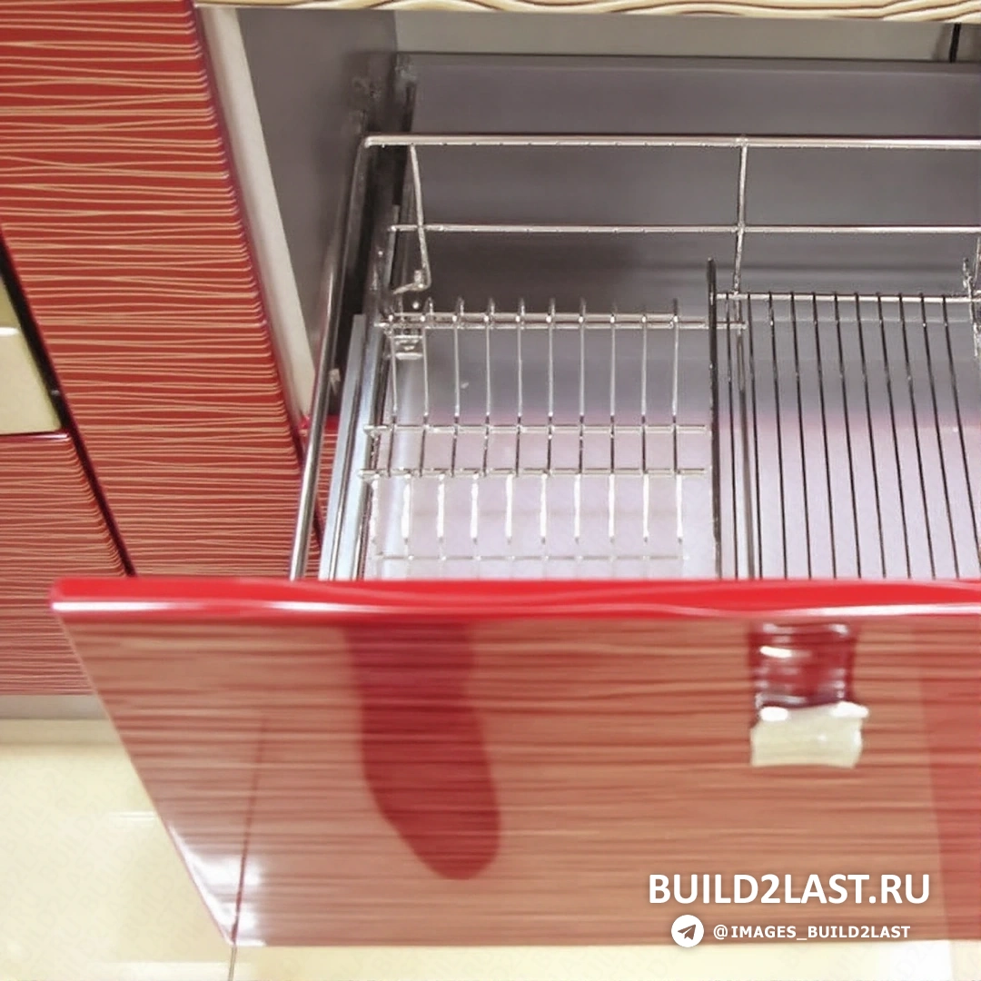 Сушилка для посуды в белом цвете с металлическими элементами в рационалистичном стиле