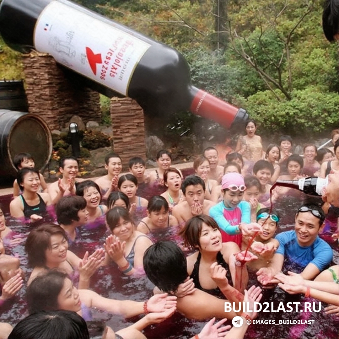 Ванна в японском спа-отеле, окруженная деревянными панелями и теплыми цветами интерьера. Уютная ванна с горячей водой в японском спа