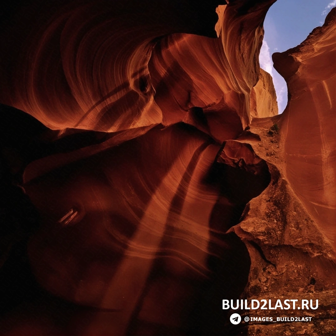 Захватывающее изображение каньона Антилопы в Аризоне с золотистыми и оранжевыми оттенками.