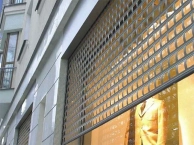 Витринные рольставни, Деревянные окна