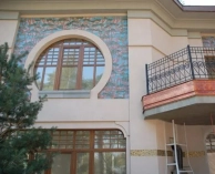 Мозаика на фасаде в Великом Новгороде