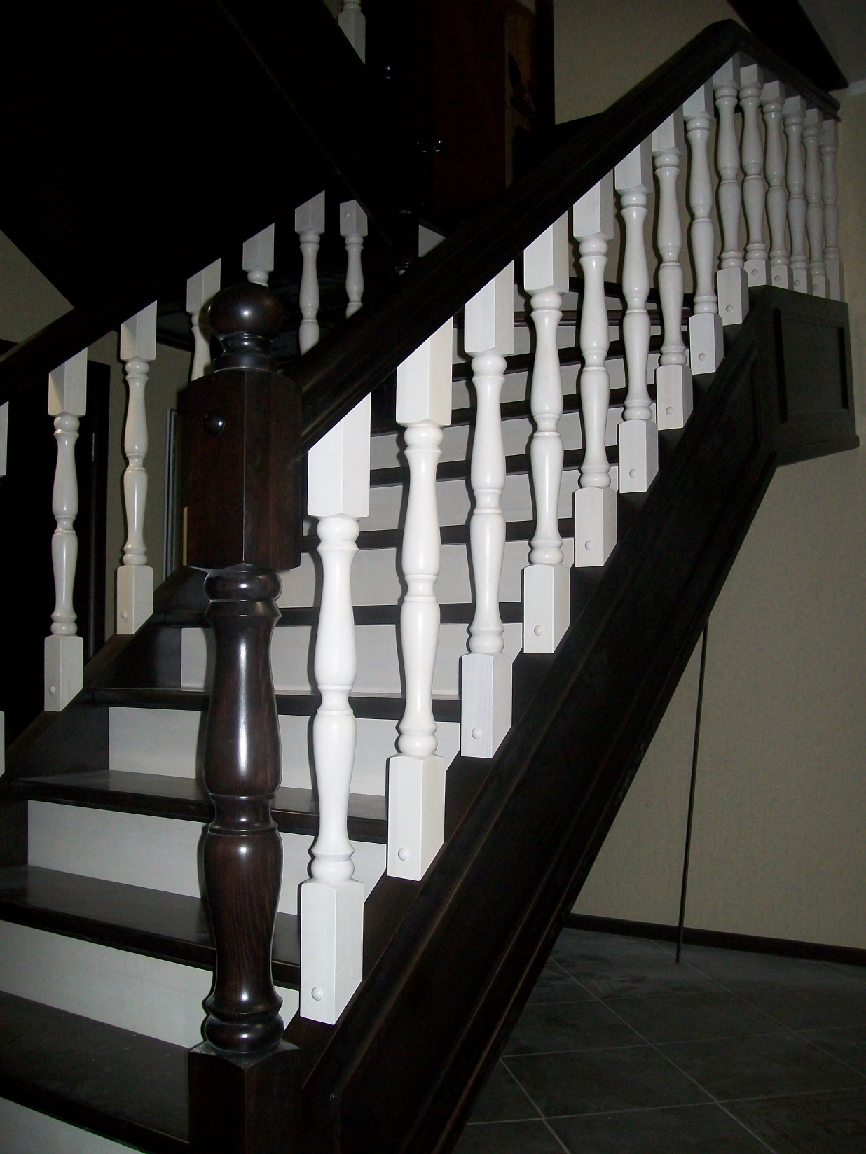 Деревянная лестница с белыми балясинами