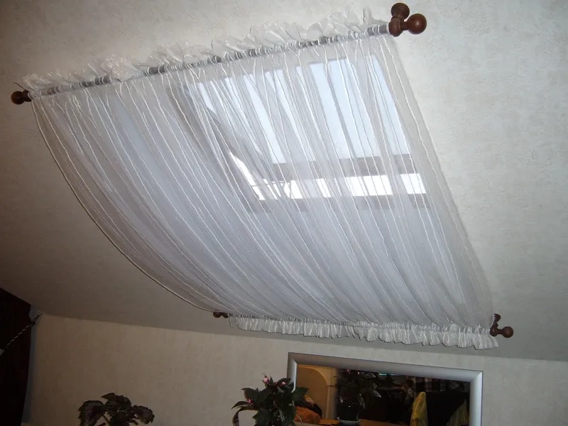 гардины на мансарде. шторы на мансардные окна. шторы с мансардной крышей. тюль и шторы на мансардных окнах. шторы на мансарде.