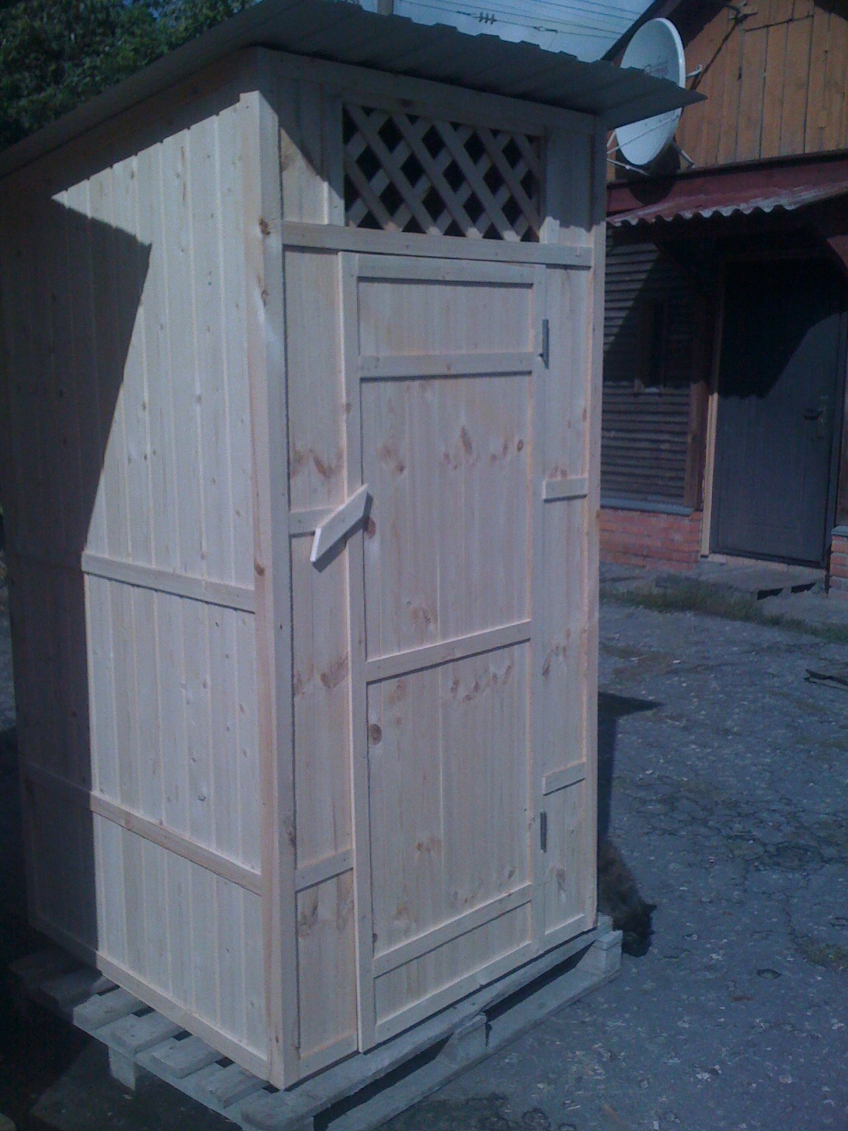 Туалет пенза купить. Дачный туалет 1х1. Садовый туалет деревянный. Туалет деревянный для дачи. Туалетная кабина из дерева.